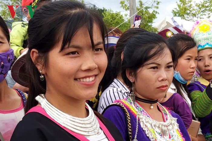 Niềm vui của thiếu nữ Mông trong ngày Tết độc lập.