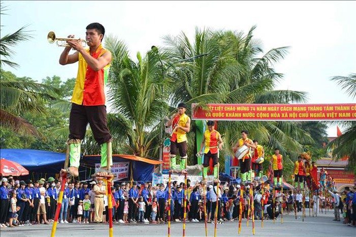 Màn biểu diễn đi cà kheo của các xã vùng ven biển thuộc huyện Hải Hậu. Ảnh: Công Luật/TTXVN