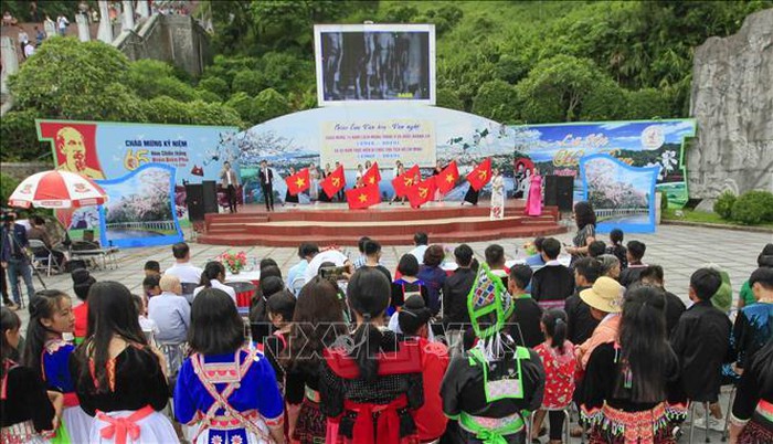 Các thiếu nữ Mông cùng xem chương trình nghệ thuật mừng Quốc khánh. Ảnh: Xuân Tư/TTXVN