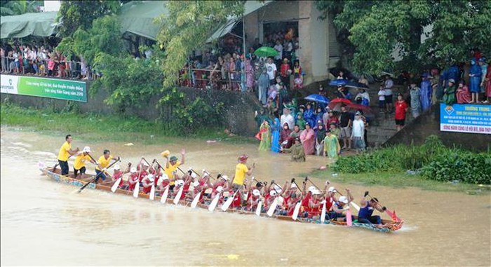 Ủy ban nhân dân huyện Lệ Thủy (tỉnh Quảng Bình) tổ chức Lễ hội đua, bơi thuyền truyền thống trên sông Kiến Giang, kỷ niệm 74 năm Cách mạng tháng 8, Quốc khánh 2/9. Ảnh: Mạnh Thành/TTXVN