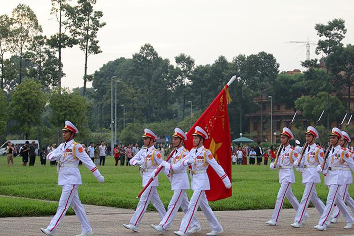 5h45 sáng, tiếng loa phát thanh vang tại Quảng trường, báo hiệu lễ chào cờ bắt đầu. Đoàn thượng cờ khởi hành từ phía sau lăng Chủ tịch Hồ Chí Minh, lá Quân kỳ Quyết thắng dẫn đầu, kế đến là đội tiêu binh đi đều bước.
