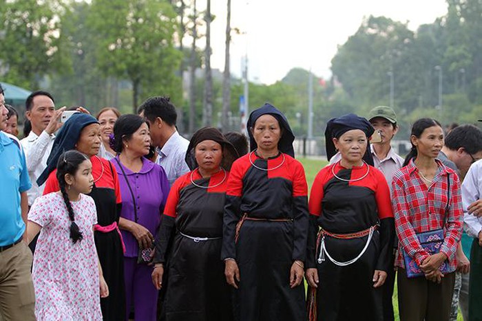 Những người con dân tộc thiểu số tề tựu trước Quảng trường Ba Đình lịch sử. Các chị chia sẻ, năm nào vào dịp đặc biệt này đều dành thời gian xuống Thủ đô viếng Bác.