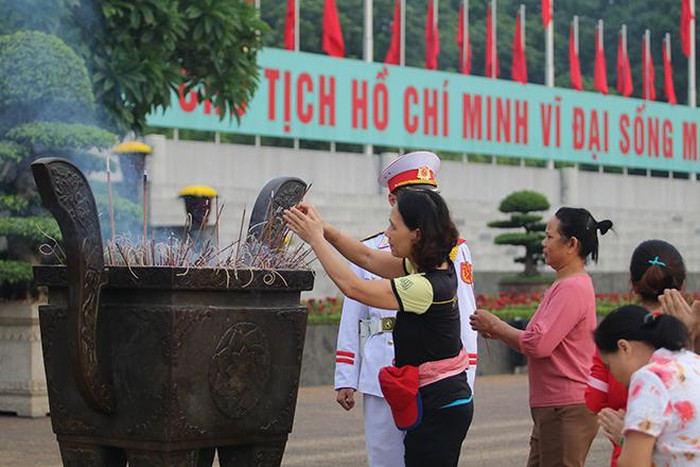 Sau nghi lễ chào cờ, người dân xếp hàng thắp nén tâm hương tưởng nhớ Chủ tịch Hồ Chí Minh vĩ đại.