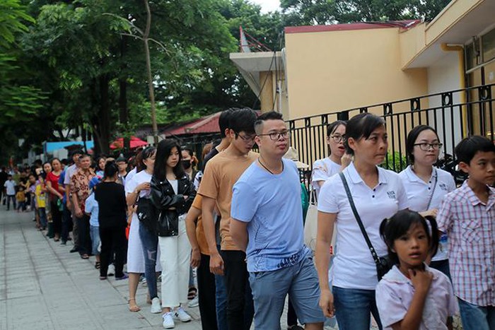 Người dân xếp hàng dài từ đầu phố Ngọc Hà đến gần Công viên Bách Thảo.