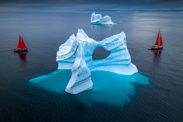  Thuyền chở khách tham quan ở Greenland - Ảnh: Albert