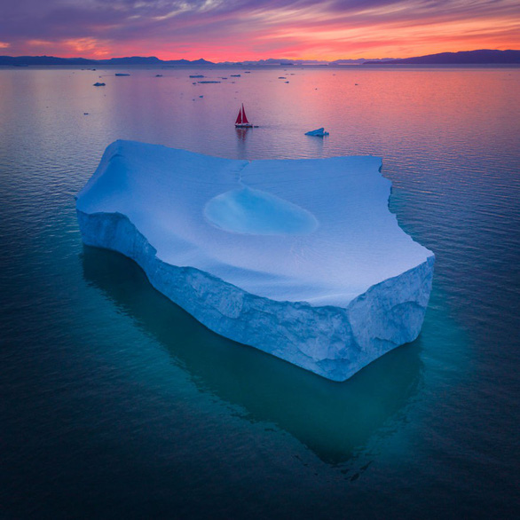 Một tảng băng lớn ở Greenland có hồ nước ở giữa - Ảnh: Albert