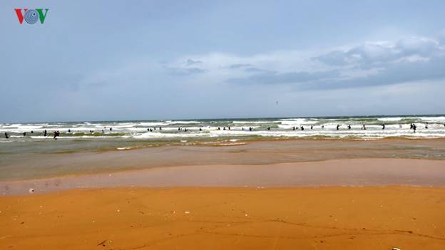Bãi biển Hòa Thắng (huyện Bắc Bình, tỉnh Bình Thuận) mấy hôm nay gió bão nhưng lại rất đông người.