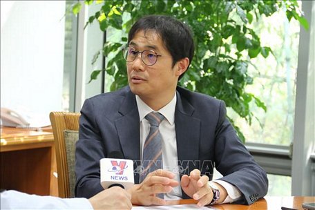 Tiến sĩ Lee Jaehyon, Giám đốc Trung tâm Nghiên cứu ASEAN và châu Đại dương, Viện Nghiên cứu Chính sách ASAN (Hàn Quốc) trả lời phỏng vấn của phóng viên TTXVN. Ảnh: Hữu Tuyên - Pv TTXVN tại Hàn Quốc