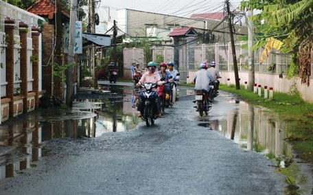 Chỉ sau một cơn mưa nhỏ tuyến đường đã ngập, gây trở ngại cho các phương tiện lưu thông qua lại. Ảnh: PHẠM TẤN