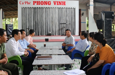 Đoàn làm việc với UBND xã Tân An Luông (Vũng Liêm)