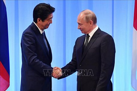  Tổng thống Nga Vladimir Putin (phải) và Thủ tướng Nhật Bản Shinzo Abe (trái) trong cuộc gặp ở Osaka, Nhật Bản, ngày 29/6. Ảnh: AFP/TTXVN
