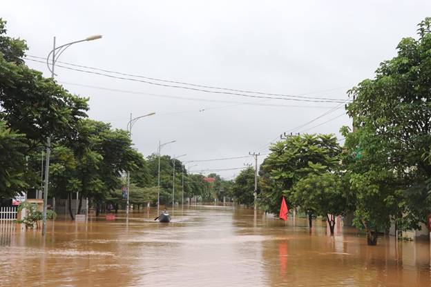  Đường phố thị trấn Lao Bảo, Hướng Hóa, Quảng Trị bị ngập lụt. (Ảnh: Nguyên Lý/TTXVN)