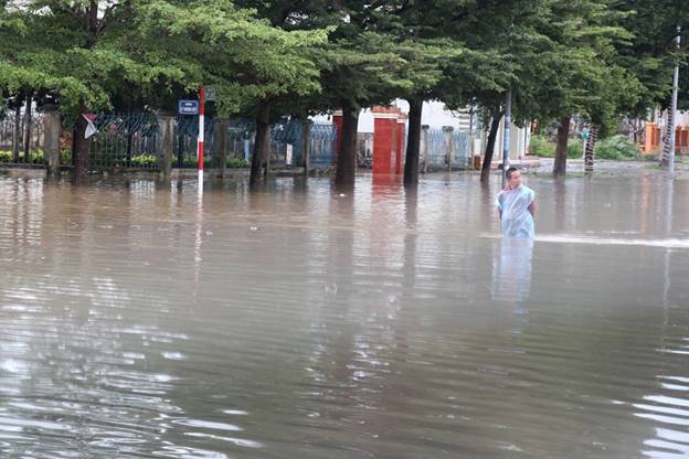  Đường phố thị trấn Lao Bảo, Hướng Hóa, Quảng Trị bị ngập lụt. (Ảnh: Nguyên Lý/TTXVN)