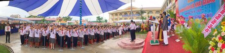 Học sinh THCS Nguyễn Trãi chào cờ trong ngôi trường mới khang trang.