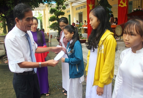  Phó Chủ tịch UBND tỉnh- Lê Quang Trung trao học bổng cho các em học sinh vươt khó.
