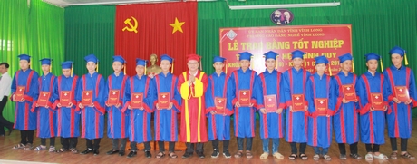 Ông Trần Anh Tuấn- Hiệu trưởng Trường CĐ Nghề Vĩnh Long trao bằng tốt nghiệp cho học sinh trung cấp nghề.