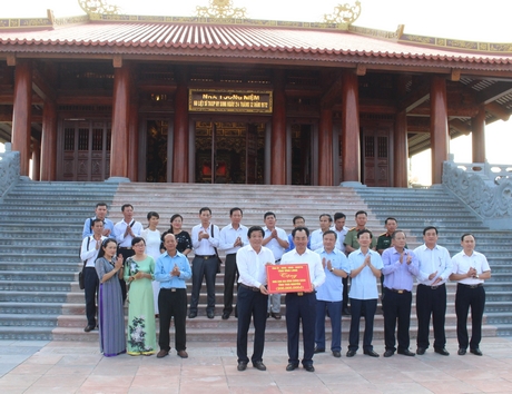 Tỉnh Vĩnh Long đã tặng 5 căn nhà tình nghĩa cho gia đình chính sách tỉnh Thái Nguyên với tổng trị giá 200 triệu đồng.