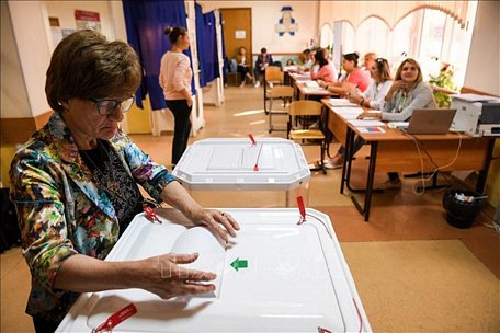 Cử tri bỏ phiếu tại điểm bầu cử ở Moskva, Nga ngày 8/9/2019. Ảnh: AFP/TTXVN