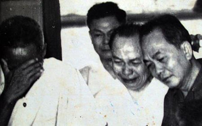 Chủ tịch Hồ Chí Minh qua đời đúng 9h47 ngày 2/9/1969, tức ngày 21/7 năm Kỷ Dậu. Bên cạnh Người lúc lâm chung là tập thể Bộ Chính trị, những học trò xuất sắc và cộng sự thân cận của Người. Ảnh tư liệu