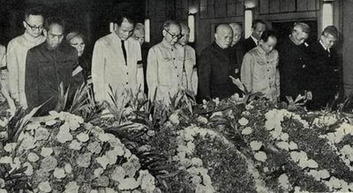 Phút mặc niệm của Lãnh đạo Đảng và Nhà nước trước anh linh Chủ tịch Hồ Chí Minh. Ảnh tư liệu