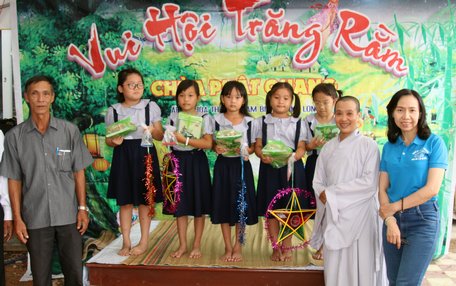 Đại diện chính quyền xã và chùa Phật Quang trao quà trung thu cho các trẻ.