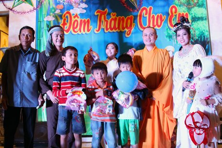 Đại diện chính quyền xã và chùa Giác Long trao quà trung thu cho các trẻ.