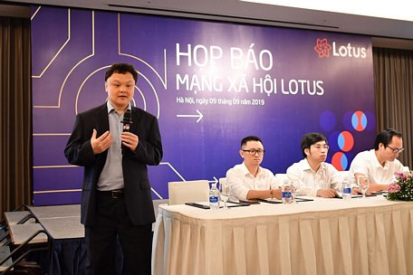  Ông Nguyễn Thế Tân, Tổng Giám đốc VCCorp thông tin về mạng xã hội Lotus tại buổi họp báo.