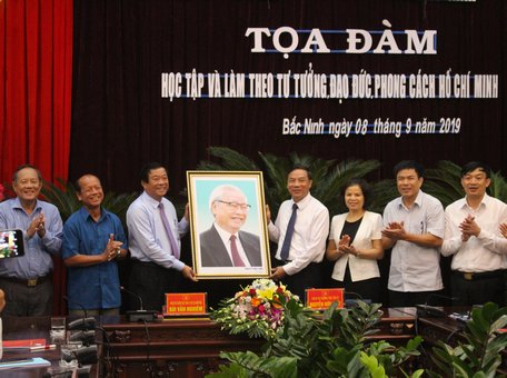 Đoàn về nguồn báo công của tỉnh Vĩnh Long trao quà lưu niệm tại Tỉnh ủy Bắc Ninh.