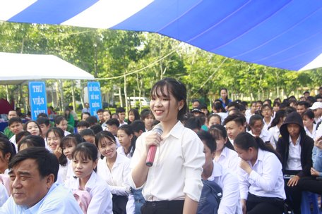 Học sinh, sinh viên đặt câu hỏi giao lưu với thân nhân GS.VS  Trần Đại Nghĩa.