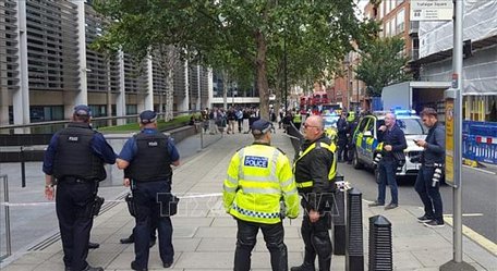  Cảnh sát Anh phong tỏa hiện trường vụ tấn công bằng dao bên ngoài trụ sở Bộ Tài chính ở London, ngày 15/8/2019. Ảnh: Deutsche Welleas
