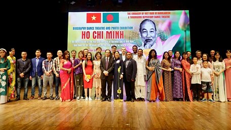 Đại sứ Trần Văn Khoa và Phu nhân cùng các khách mời và người Việt chụp ảnh lưu niệm. (Ảnh: Huy Lê/Vietnam+)