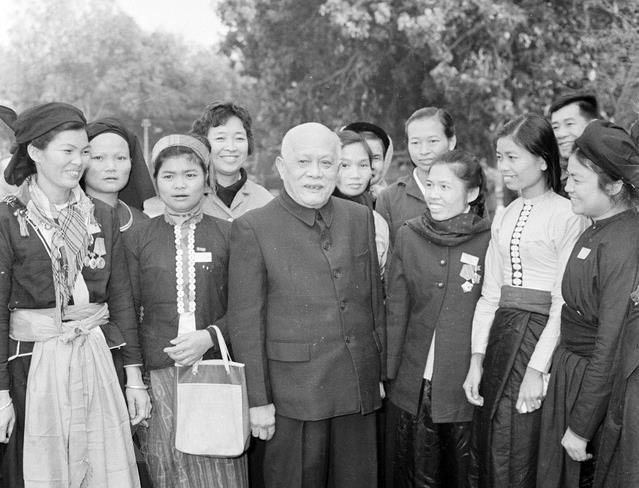  Chủ tịch Tôn Đức Thắng nói chuyện thân mật với các đại biểu Đại hội III Mặt trận Tổ quốc Việt Nam, diễn ra từ ngày 14-17/12/1971 tại Hà Nội. (Ảnh: Tư liệu TTXVN)