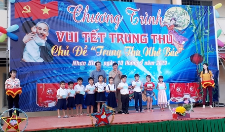 Bí thư Tỉnh ủy- Trần Văn Rón và Bí thư Huyện ủy Trà Ôn- Nguyễn Thanh Triều trao 30 suất học bổng cho các em học sinh nghèo, vượt khó của xã Nhơn Bình.