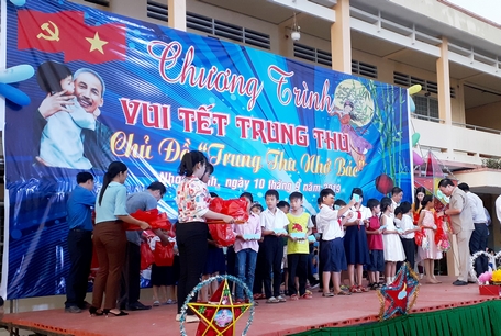  Bí thư Tỉnh ủy- Trần Văn Rón tặng quà trung thu cho các cháu thiếu nhi xã Nhơn Bình.