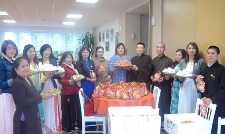  Đại diện Hội Mái ấm Việt-Séc và Hội Phật tử Việt Nam tại Séc tặng quà  bệnh nhân.