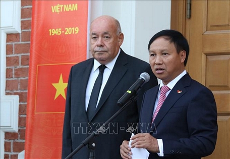 Đại sứ Đặc mệnh toàn quyền Việt Nam tại Liên bang Nga Ngô Đức Mạnh (bên phải) và ông Mikhain Shvydkoi, Đặc phái viên của Tổng thống Nga về hợp tác văn hóa quốc tế (bên trái). 