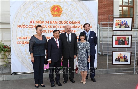 Đại sứ Đặc mệnh toàn quyền Việt Nam tại Liên bang Nga Ngô Đức Mạnh (thứ 2 từ trái sang) và ông Mikhain Shvydkoi, Đặc phái viên của Tổng thống Nga về hợp tác văn hóa quốc tế (thứ 3 từ trái sang). 