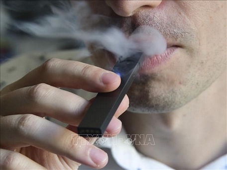  Hút thuốc lá điện tử đang trở thành trào lưu của giới trẻ không chỉ ở Mỹ mà còn khắp các nước trên thế giới. Ảnh: TTXVN