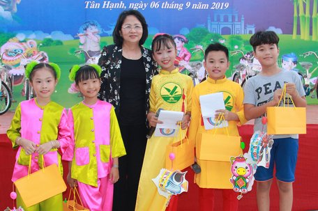    Phó Chủ tịch nước Đặng Thị Ngọc Thịnh trao quà trung thu 2019 cho thiếu nhi Vĩnh Long.   Ảnh: CAO HUYỀN