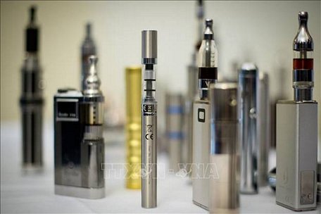 Chính quyền của Tổng thống Mỹ Donald Trump ngày 11/9 tuyên bố sẽ sớm ban lệnh cấm các sản phẩm thuốc lá điện tử, nhằm ngăn chặn vấn nạn sử dụng các sản phẩm này ở giới trẻ. Ảnh: AFP/TTXVN