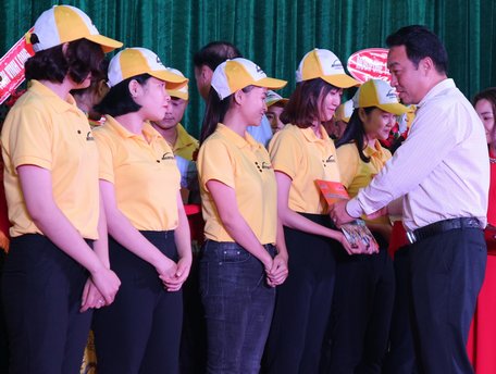 Phó Chủ tịch phụ trách UBND tỉnh Vĩnh Long Lữ Quang Ngời trao giấy chứng nhận cho thực tập sinh.