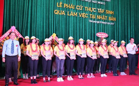  Phó Chủ tịch phụ trách UBND tỉnh Vĩnh Long Lữ Quang Ngời (bìa phải) và đại diện công ty Hoàng Long trao giấy phái cử cho thực tập sinh.