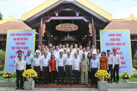       Chủ tịch Ủy ban Trung ương MTTQ Việt Nam Trần Thanh Mẫn cùng các đại biểu chụp ảnh lưu niệm tại ngôi nhà Đại đoàn kết.