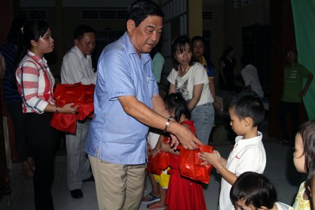 Ông Trần Hoàng Tựu- Phó Chủ tịch UBND tỉnh tặng quà cho các cháu thiếu nhi.