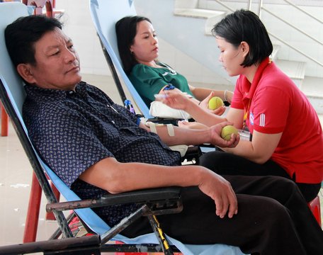 Cán bộ, công chức, viên chức, thanh niên huyện Tam Bình tham gia hiến máu.