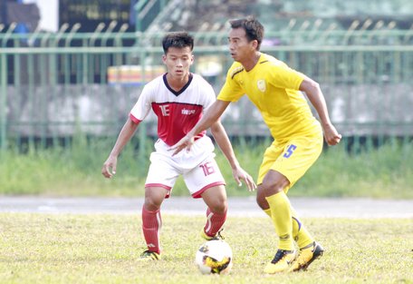 Đội chủ nhà Đồng Tháp (áo vàng) có chiến thắng trước đội U.21 Vĩnh Long 3-0.