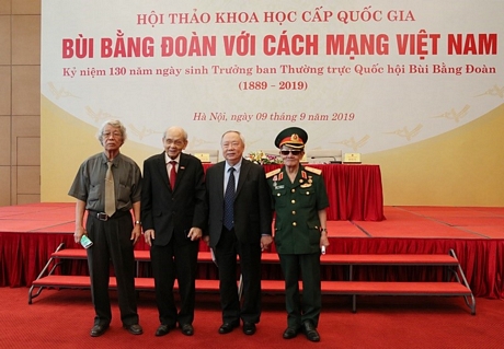 Các đại biểu tham dự hội thảo chụp ảnh lưu niệm với GS.BS Bùi Nghĩa- con trai cụ Bùi Bằng Đoàn (thứ hai, bên trái).