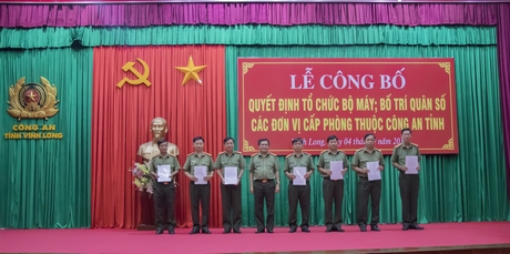 Đại tá Đoàn Minh Lý- Giám đốc Công an tỉnh trao quyết định bố trí quân số cấp phòng trực thuộc Công an tỉnh.