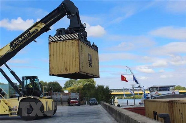 Bốc xếp container hàng đầu tiên của tuyến vận tải thủy mới. (Ảnh: Linh Hương/TTXVN)