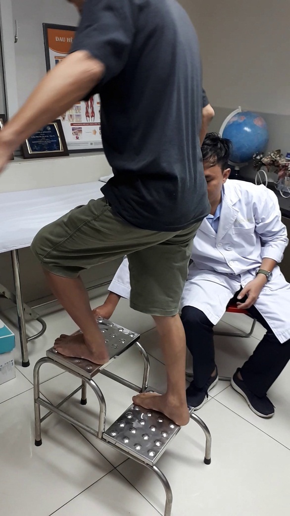 Bệnh nhân có thể đi cầu thang sau thay khớp háng với đường mổ superpath - Ảnh: Bệnh viện Nguyễn Tri Phương